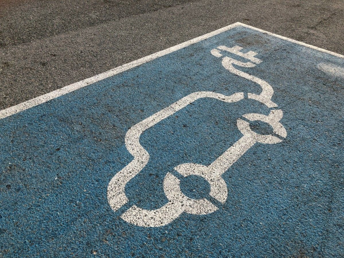 Une place de parking pour voiture électrique